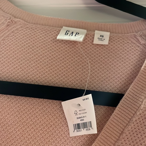 NEW WITH TAGS: Gap Women’s Light Pink V Neck Sweater - Picture 2 of 2